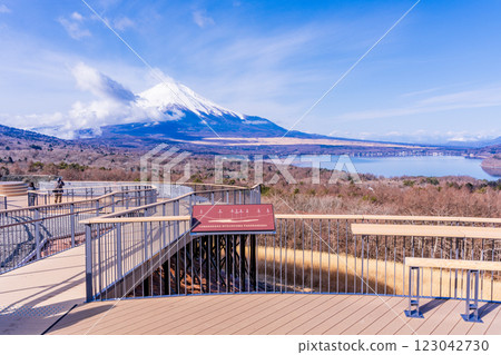 [山梨縣] 從新裝修的明神山觀景台遠眺富士山 123042730