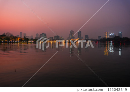 黃昏的玄武湖,南京,中國 黃昏的玄武湖,南京,中國 123042849