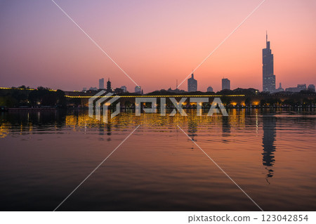黃昏的玄武湖,南京,中國 黃昏的玄武湖,南京,中國 123042854