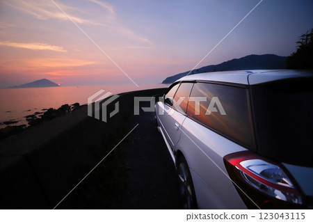 汽車被夕陽染紅 汽車被夕陽染紅 123043115