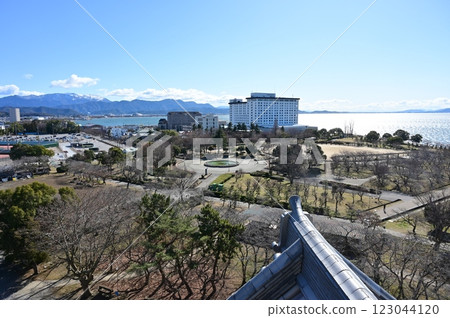 從長濱城的天守閣望去，可以看到長濱圓頂和米原 123044120