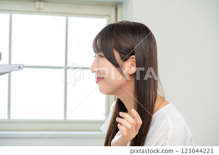 日本女人照鏡子檢查自己的皮膚 123044221