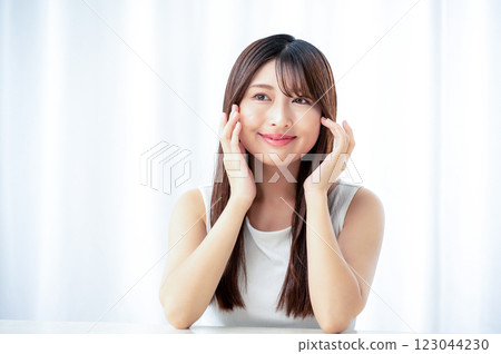 日本女性檢視自己的皮膚 123044230