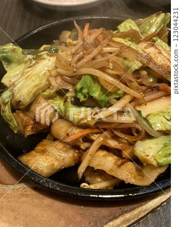 在居酒屋吃“豬肉泡菜” 123044231