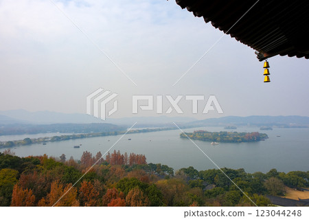 從中國浙江省杭州市雷峰塔俯瞰世界遺產西湖 從中國浙江省杭州市雷峰塔俯瞰世界遺產西湖 123044248