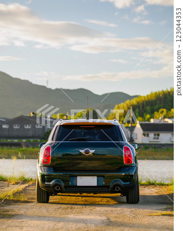 Mini Crossover 的後視圖 Mini Crossover 的後視圖 123044353