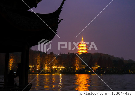夜晚的雷峰塔,西湖,世界遺產,中國浙江省杭州市 夜晚的雷峰塔,西湖,世界遺產,中國浙江省杭州市 123044453