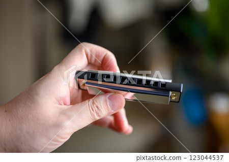 口琴男子 123044537