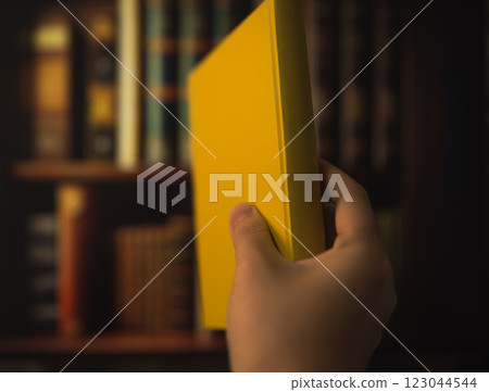 一個男人拿著一本書 123044544