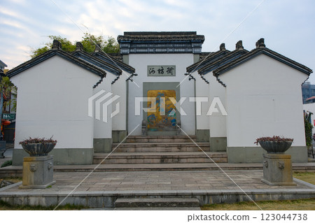 Xingu Bridge Square, Hefang Street, Hangzhou City, Zhejiang Province, China 123044738
