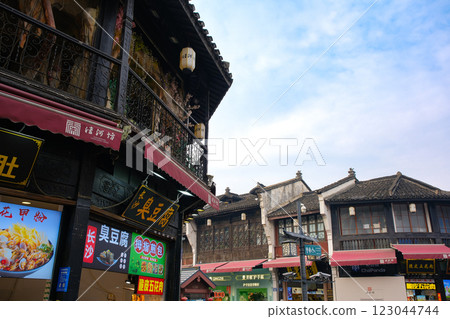 河坊街，中國浙江省杭州市的一個繁忙購物區 123044744