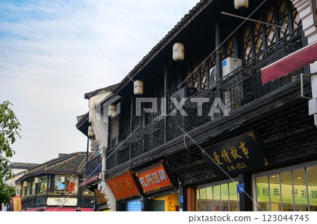 河坊街,中國浙江省杭州市的一個繁忙購物區 河坊街,中國浙江省杭州市的一個繁忙購物區 123044745