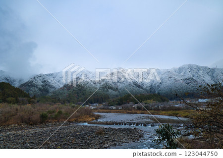 雪山僅山頂有雪 123044750