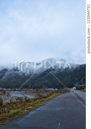 雪山僅山頂有雪 123044751