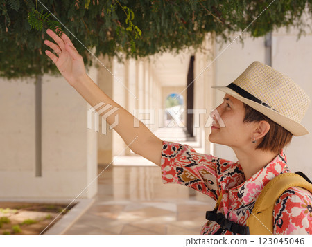 Young female tourist exploring iconic landmarks of the United Arab Emirates. 123045046