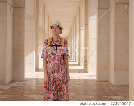 Young female tourist exploring iconic landmarks of the United Arab Emirates. 123045047
