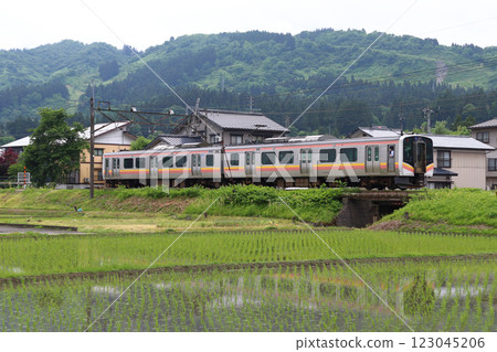Joetsu Line E129 Series Train (Minakami⇔Nagaoka) Joetsu Line E129 Series Train (Minakami⇔Nagaoka) 123045206