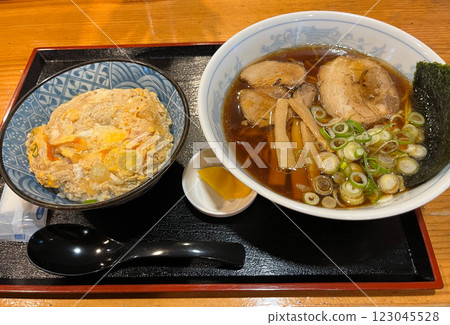 鮮醬油拉麵蛋蓋飯套餐 鮮醬油拉麵蛋蓋飯套餐 123045528