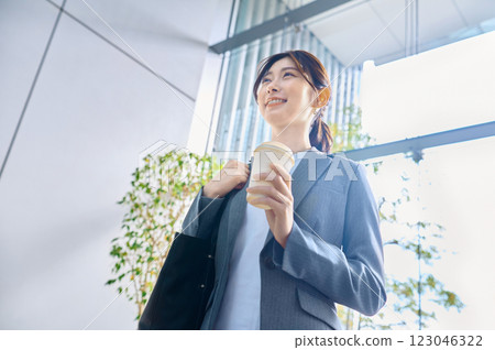 身穿西裝的女商人正在上班。 身穿西裝的女商人正在上班。 123046322