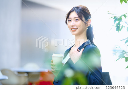 身穿西裝的女商人正在上班。 123046323