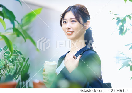 身穿西裝的女商人正在上班。 123046324