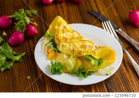 egg roll with sweet pepper and salad, on a wooden table 123046710