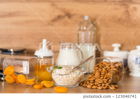 quick breakfast of oatmeal with dried fruits and nuts 123046741