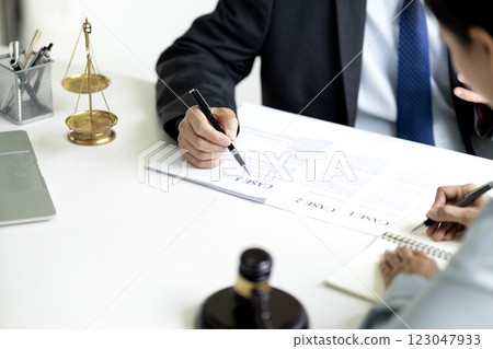 Lawyer is giving advice and Introduce a pending case to an assistant Lawyer is giving advice and Introduce a pending case to an assistant 123047933