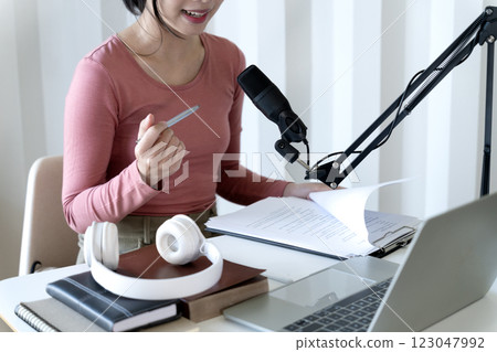 young woman dj is organizing a program to provide knowledge 123047992