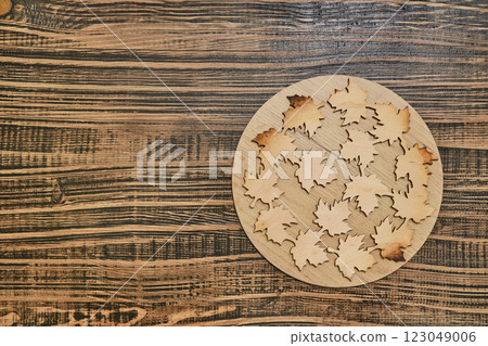 A circular wooden base stand for hot dishes 123049006