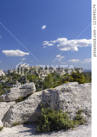 Medieval castle and village, Les Baux-de-Provence, Alpilles mountains, Provence, France Medieval castle and village, Les Baux-de-Provence, Alpilles mountains, Provence, France 123049174