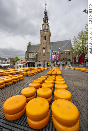 traditional cheese market in Alkmaar, Netherlands 123049340