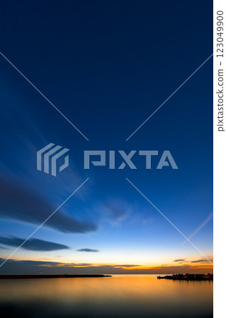 長時間曝光拍攝的金色日落和深藍色的天空 123049900