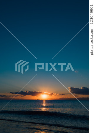 聽著海浪拍打海灘的聲音，感受愛的氣息，享受兩人專屬的浪漫日落 123049901