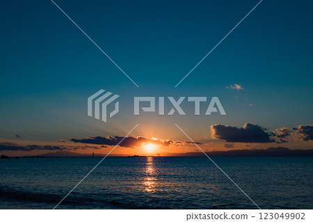 A love story told as the sun sets - A time of love dyed in the setting sun 123049902