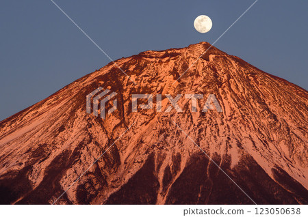Red Fuji and the full moon as seen from Fujinomiya City, Shizuoka Prefecture (Pearl Fuji) 123050638