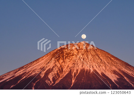 Red Fuji and the full moon as seen from Fujinomiya City, Shizuoka Prefecture (Pearl Fuji) 123050643