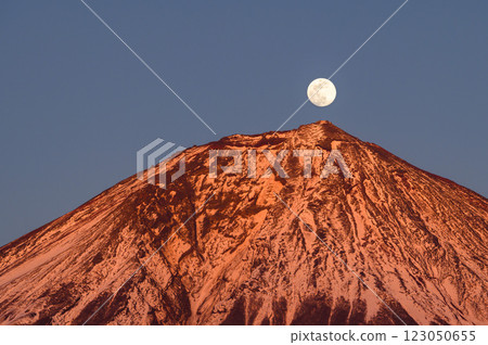 Red Fuji and the full moon as seen from Fujinomiya City, Shizuoka Prefecture (Pearl Fuji) 123050655