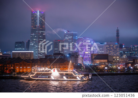 橫濱港未來夜景 Marine Rouge 停泊在碼頭紅磚碼頭 123051436