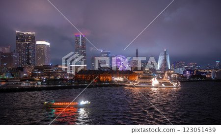 橫濱港未來夜景 Marine Rouge 停泊在碼頭紅磚碼頭 123051439