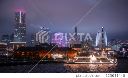 橫濱港未來夜景 Marine Rouge 停泊在碼頭紅磚碼頭 橫濱港未來夜景 Marine Rouge 停泊在碼頭紅磚碼頭 123051440