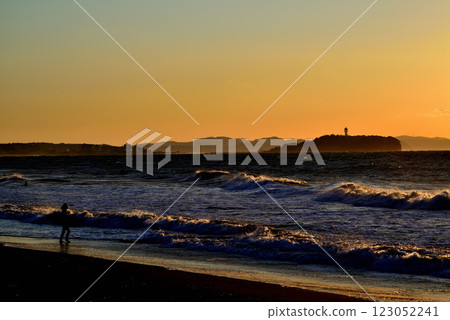Southern Beach: Enoshima at sunrise as seen from Chigasaki Coast 123052241