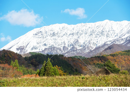 奧大山的紅葉和白雪皚皚的大山 奧大山的紅葉和白雪皚皚的大山 123054434