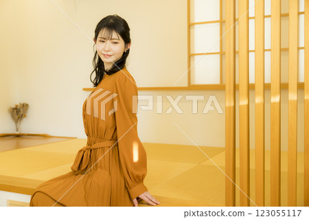 在日式房間放鬆的女人 123055117