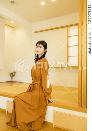A woman relaxing in a Japanese-style room 123055118