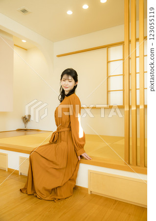 在日式房間放鬆的女人 123055119