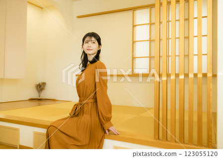 在日式房間放鬆的女人 在日式房間放鬆的女人 123055120