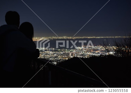 看夜景的情侶 看夜景的情侶 123055558