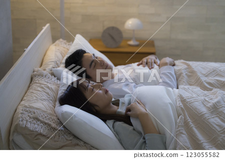 睡在床上的一對夫婦 123055582