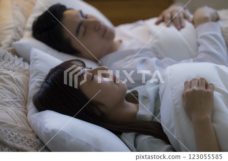 睡在床上的一對夫婦 睡在床上的一對夫婦 123055585